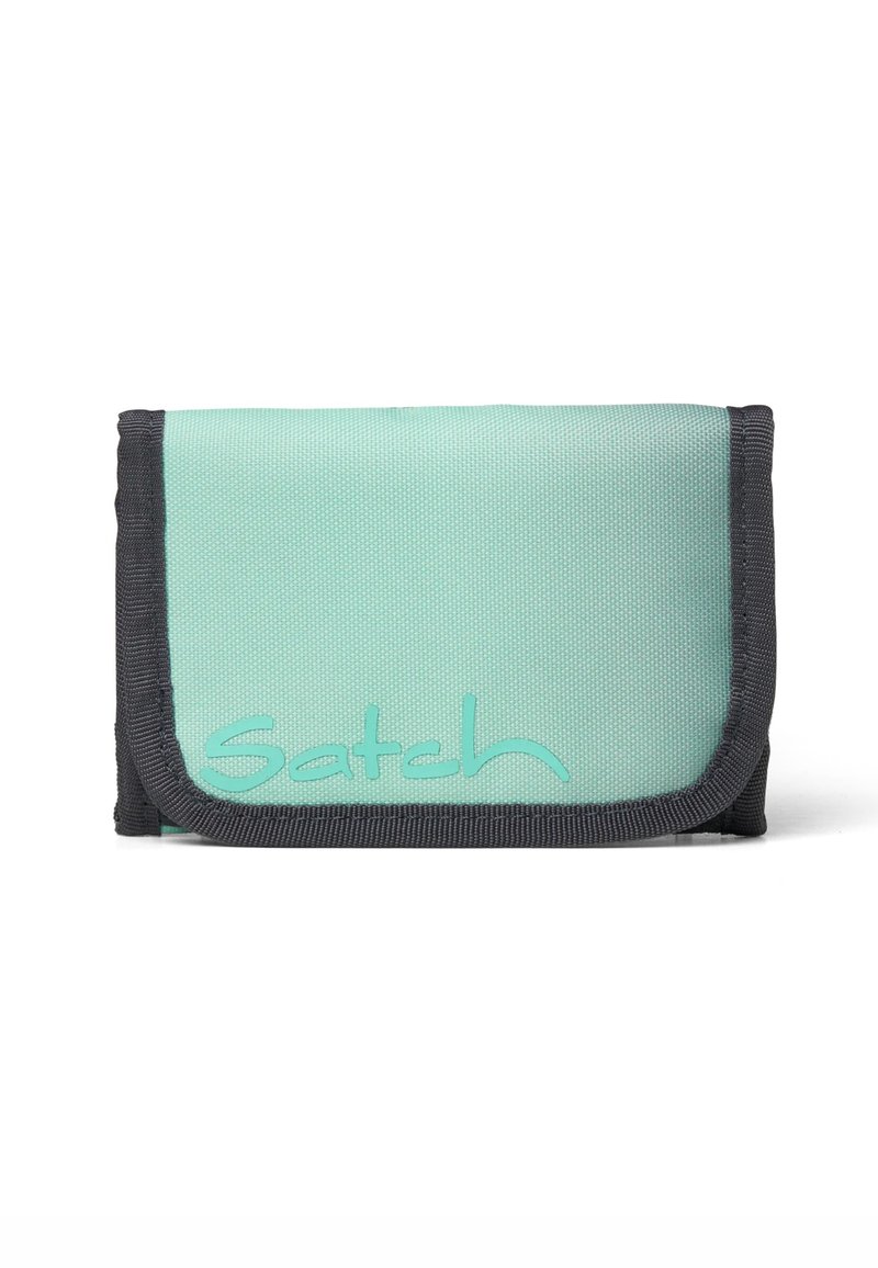 Portefeuille rectangulaire en nylon vert menthe avec des finitions noires. Présente un logo "Satch" en relief. Surface texturée avec une fermeture à rabat.