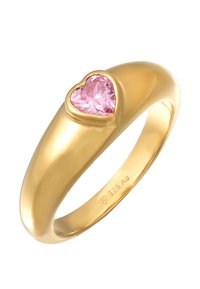 Zlato obarvan kovinski prstan z nastavitvijo srčno oblikovanega roza dragulja, gladko površino in poliranimi zaključki, z velikostjo označeno znotraj.