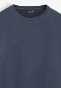 Marineblå crewneck t-shirt med diskret broderet skull and crossbones-logo på venstre bryst og Scalfers-mærketag inde i kraven.