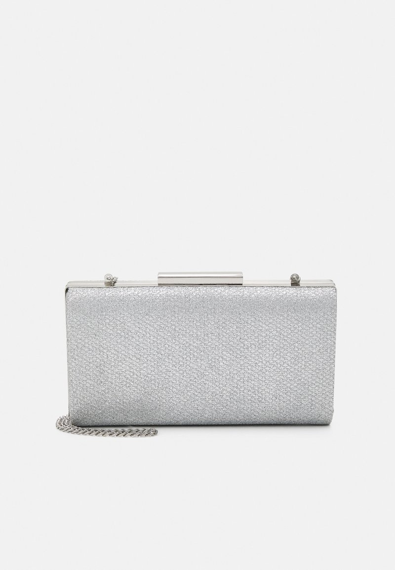 Pochette rectangulaire argentée pailletée avec armature en métal et bandoulière chaîne sur fond blanc.