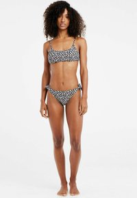 Čierny bikini s malým kvetinovým vzorom; horná časť v štýle braletky s nastaviteľnými ramienkami a spodné diely na bočnom viazaní s rovnakým kvetinovým dizajnom.