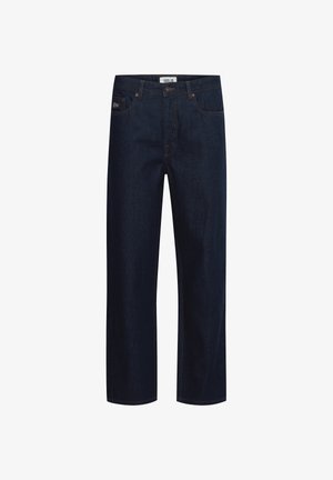 Tmavě modré džíny z denimu s rovnými nohavicemi, mají pět kapes, kontrastní švy a značkovou štítek na pasu.
