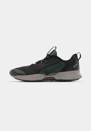 Nike Trail ATC sko i sort netstof med grønne accenter, med en plettet grå sål og en tekstureret overdel. Inkluderer en reflekterende detalje.