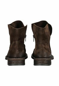 Stivaletti chelsea in camoscio marrone con punta leggermente appuntita, tacco basso impilato e dettagli di cerniere decorative sui lati esterni. Finitura testurizzata.