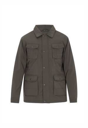 Dunkelgrüne Jacke mit Knopfleiste, vier Taschen mit Patten vorne und einem Kragen, vor weißem Hintergrund dargestellt.