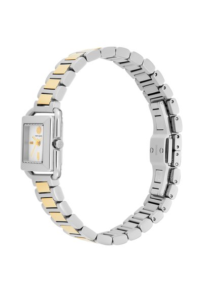 Montre-bracelet à bracelet en maillons métalliques bicolores argent et or avec cadran blanc rectangulaire et index et aiguilles dorés minimalistes.