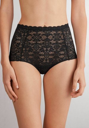Højtaljede sorte blonde-trusser med intrikate blomster- og diamantmønstre, bølgede kanter og en semi-gennemsigtig tekstur.