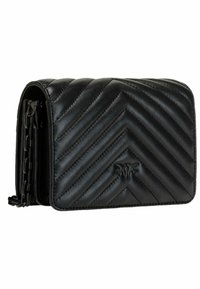 Borsa a mano in pelle nera con un design a rombi trapuntato, dotata di una tracolla a catena e logo impresso sul davanti.