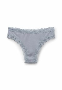String en dentelle bleu clair, avec un corps en tissu doux, des bords festonnés et des accents en dentelle florale sur les côtés.