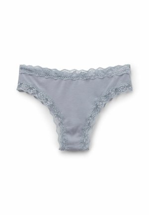 Tanga kalhotky světle modré barvy s krajkovým lemem, vyrobené z měkké tkaniny, s vroubkovanými okraji a květinovými krajkovými detaily po stranách.