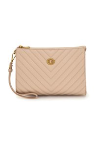 Bolso de mano de cuero beige con patrón de chevron acolchado, herrajes dorados y una correa de muñeca desmontable. Cierre de cremallera en la parte superior.