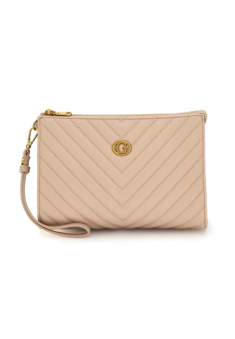 Bolso de mano de cuero beige con patrón de chevron acolchado, herrajes dorados y una correa de muñeca desmontable. Cierre de cremallera en la parte superior.