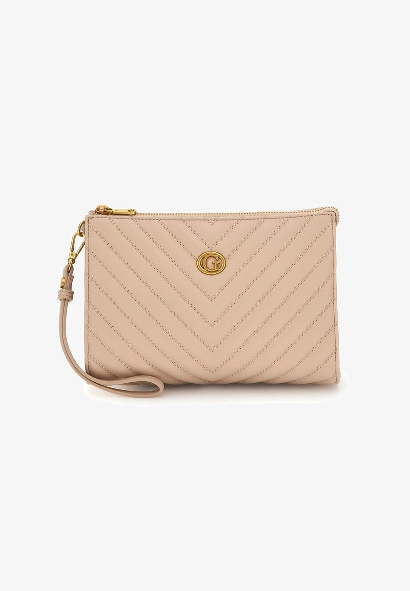 Bolso de mano de cuero beige con patrón de chevron acolchado, herrajes dorados y una correa de muñeca desmontable. Cierre de cremallera en la parte superior.