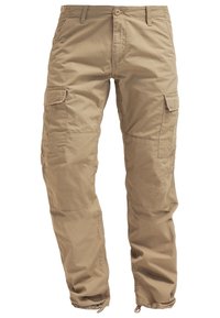 Pantaloni cargo beige realizzati in tessuto leggero, con molteplici tasche, chiusura con bottone e polsini affusolati. Design testurizzato e resistente.