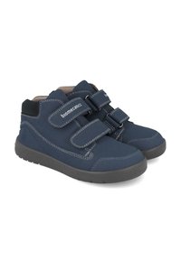 Zapatillas altas de color azul oscuro, fabricadas en material sintético, con dos correas de velcro, costuras blancas en contraste y suela de goma.