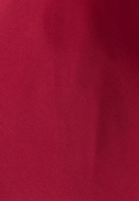 Bordo audinys su glotnia tekstūra ir subtiliu blizgesiu. Vienoda spalva be raštų, sukurianti paprastą, tvirtą išvaizdą.