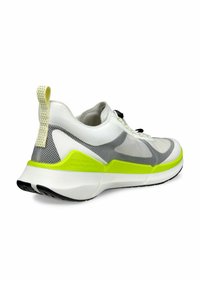 Scarpa sportiva con una parte superiore in rete bianca, dettagli grigi e suola gialla neon. Presenta un tassello testurizzato e un sistema di allacciatura nera.