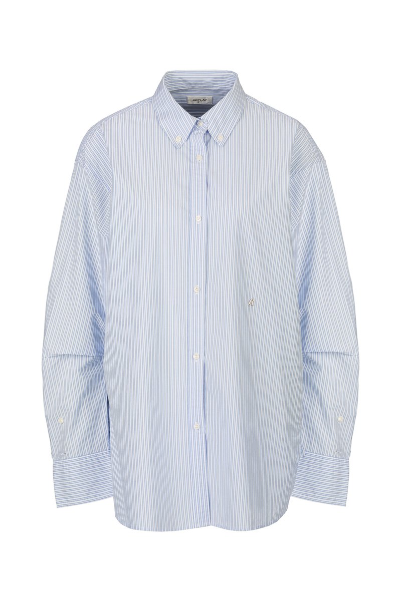 Hemelsblauw en wit gestreepte button-up shirt, met een klassieke kraag, lange mouwen en een klein geborduurd logo op de borst.