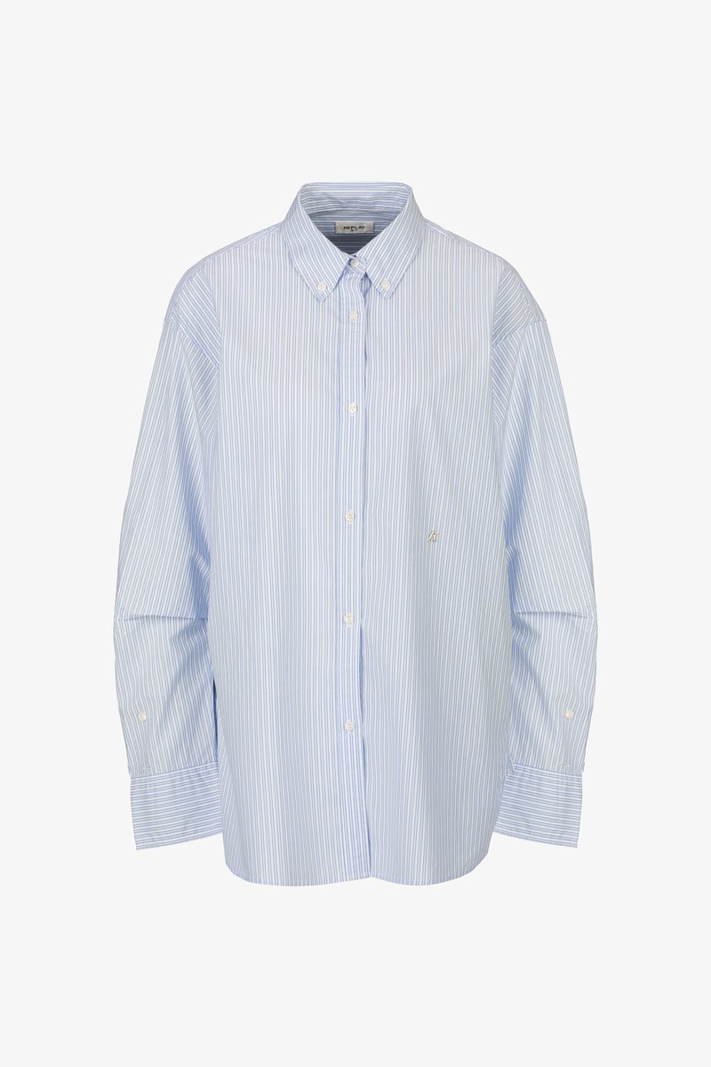 Hemelsblauw en wit gestreepte button-up shirt, met een klassieke kraag, lange mouwen en een klein geborduurd logo op de borst.