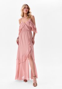 Roze chiffon maxidress met ruches mouwen, een diepe V-halslijn, een cinched taille en een zijsplit voor extra beweging. Katoene, lichte textuur.