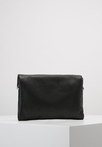 Czarna skórzana torebka kopertowa o teksturowanej powierzchni, prostokątnym kształcie i klapce składanej. Posiada subtelne przeszycia i metalowe akcenty.