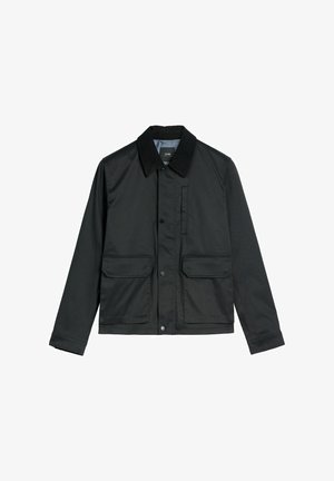 Czarna męska kurtka na guziki z ciemnym kołnierzem, dwoma przednimi kieszeniami z klapkami oraz pionową kieszenią na piersi na białym tle.