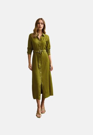 Abito lungo verde oliva, con bottoni e cintura, dotato di uno spacco frontale, realizzato in un tessuto morbido; presenta maniche lunghe e colletto.