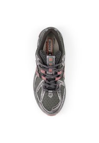 Αθλητικό παπούτσι από γκρι δίχτυ με ροζ λεπτομέρειες, αντανακλαστικά ασημί στοιχεία και κορδόνια. Διαθέτει επένδυση εσωτερικού πέλματος με μαξιλάρι και υποστηρικτική δομή.