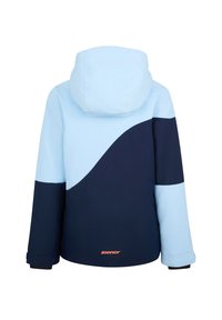 Blau- und marinefarbener Jacke mit Kapuze, die ein geschwungenes Color-Block-Design aufweist. Der Stoff ist strukturiert. Logo in orange unten rechts.
