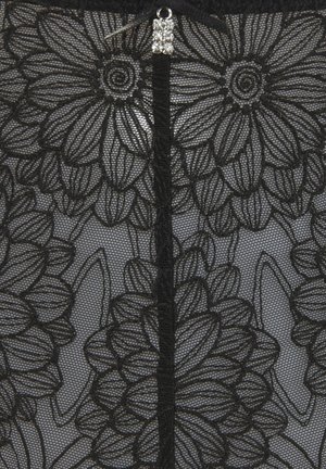 Zwarte kanten stof met bloemmotieven en ingewikkelde details, met een heldere edelsteenaccent in het midden. Zachte, doorschijnende textuur.