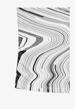 Tkanina s uzorkom u crno-bijeloj boji koja prikazuje valovite linije. Materijal izgleda glatko s blagim sjajem. Rubovi imaju jednostavan šiveni završetak.