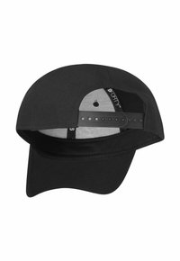 Casquette noire avec une visière incurvée. Fabriquée en tissu, elle présente une doublure intérieure texturée et une sangle en plastique ajustable avec plusieurs crans.