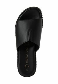 Infradito neri realizzati in pelle liscia. Dotati di un design open toe, cuciture sottili e una suola in gomma testurizzata per una maggiore aderenza.