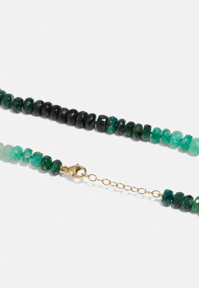 Κολιέ με χάντρες που διαθέτει σκοτεινές πράσινες, μαύρες και ανοιχτές πράσινες κρυσταλλικές πέτρες, με χρυσό κούμπωμα και αλυσίδα επένδυσης για ρυθμιζόμενο μήκος.