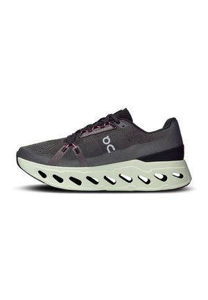 Chaussure de sport noire avec une tige texturée, des accents roses et une semelle coussinée vert menthe dotée d'ouvertures pour la respirabilité.