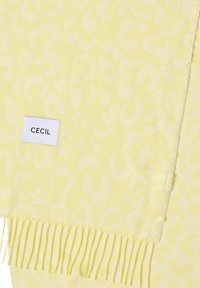 Écharpe jaune avec un motif léopard subtil, des bords à franges et une petite étiquette blanche embossée du nom de la marque "CECIL".
