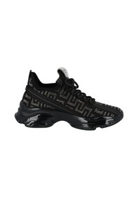 Schwarze sportliche Sneakers mit einem strukturierten Obermaterial mit geometrischen Mustern, Mesh-Materialien, Schnürsenkeln und einer glänzenden schwarzen Sohle.