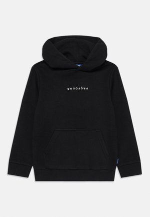 Felpa nera con tasca frontale e testo "PROFOUND" in bianco rovesciato centrato sul petto, cappuccio di grandi dimensioni e polsini a coste.