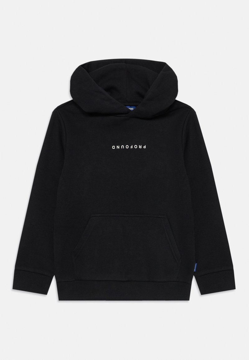 Črna kapuča z sprednjim žepom in belim besedilom "PROFOUND" obrnjeno navzdol, ki je osredotočeno na prsih, z veliko kapuco in rebrastimi manšeti.