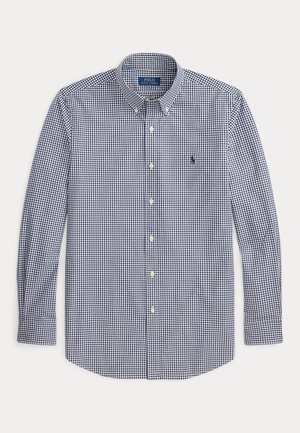 Langärmliges Hemd mit Knopfleiste mit kleinem karierter Muster in Marineblau und Weiß und besticktem marineblauem Logo auf der linken Brust.