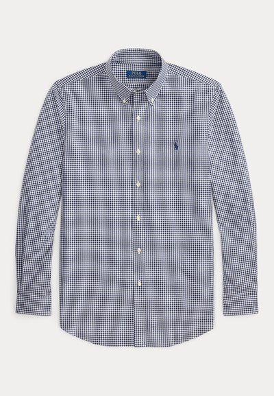 Chemise à manches longues boutonnée avec un petit motif à carreaux bleu marine et blanc et un logo bleu marine brodé sur la poitrine gauche.