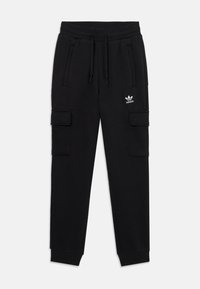 Pantalons cargo noirs avec une taille élastique, deux poches latérales et deux poches cargo. Présente le logo Adidas blanc sur la cuisse gauche.