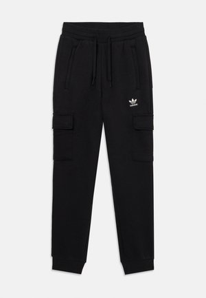 Melni kravas bikses ar elastīgu jostasvīru, divām sānu kabatām un divām kravas kabatām. Uz kreisā augšstilba ir balts Adidas logo.