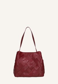 Rode leren handtas met een geweven ontwerp, voorzien van een enkele schouderriem en een zachte textuur. Vierkante vorm zonder zichtbare hardware.