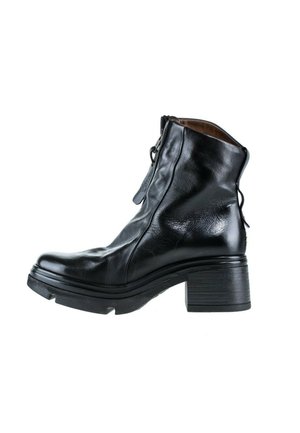 Bottine en cuir noir avec fermeture éclair sur le côté, bout rond et talon bloc épais sur fond blanc.