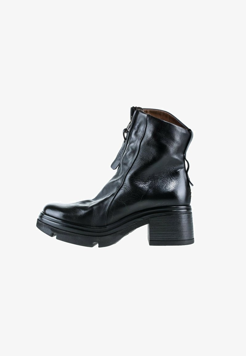Bottine en cuir noir avec fermeture éclair sur le côté, bout rond et talon bloc épais sur fond blanc.