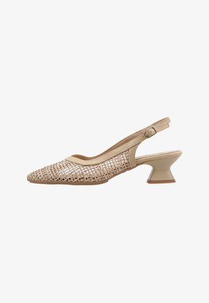 Zapato de mujer beige con talón descubierto y tacón bajo, con parte delantera de malla tejida, punta puntiaguda y correa ajustable con hebilla.