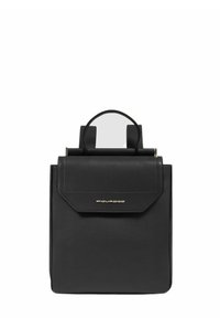 Mochila de cuero negro con una forma estructurada, cierre tipo solapa y asa en la parte superior. Presenta un acento de logo dorado y un diseño minimalista.