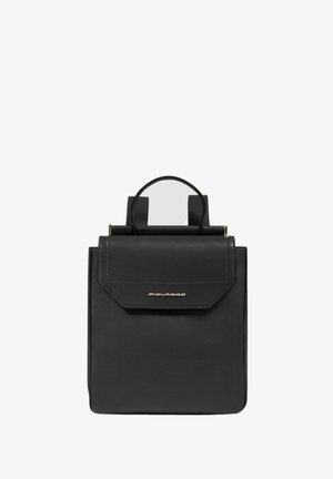 Mochila de cuero negro con una forma estructurada, cierre tipo solapa y asa en la parte superior. Presenta un acento de logo dorado y un diseño minimalista.