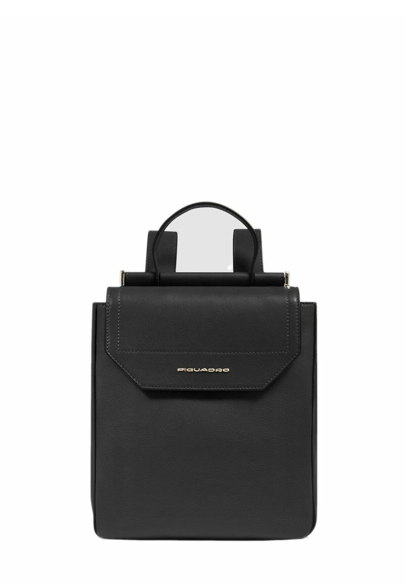 Mochila de cuero negro con una forma estructurada, cierre tipo solapa y asa en la parte superior. Presenta un acento de logo dorado y un diseño minimalista.